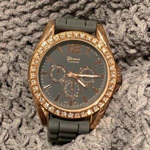 Geneva Platinum Watch needs a battery Pre owned